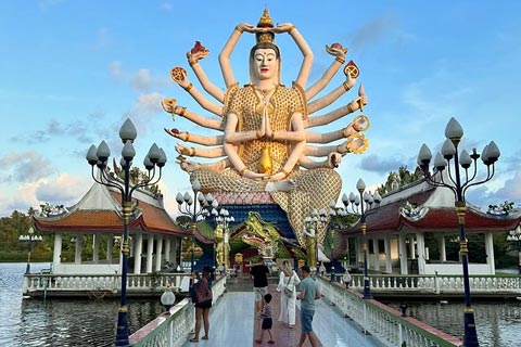 Visitar Wat Plai Laem